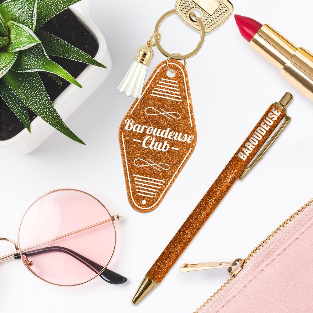 Duo paillettes porte cles motel et stylo baroudeuse

